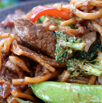 A close up photo of beef lo mein.