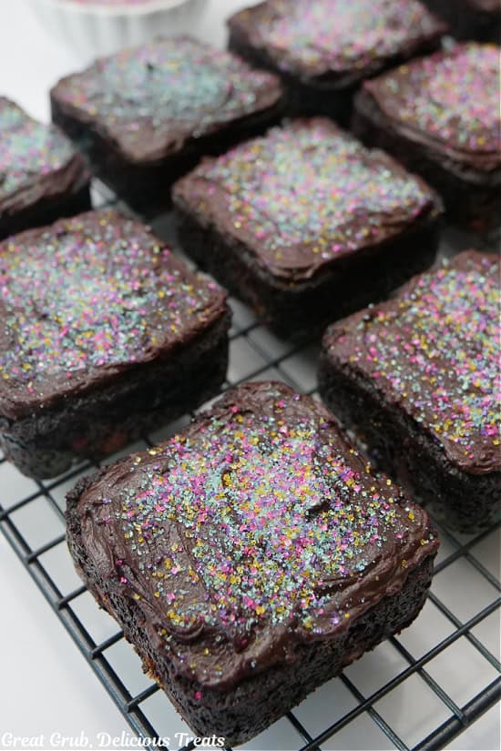 A wire rack with squares brownies on it.