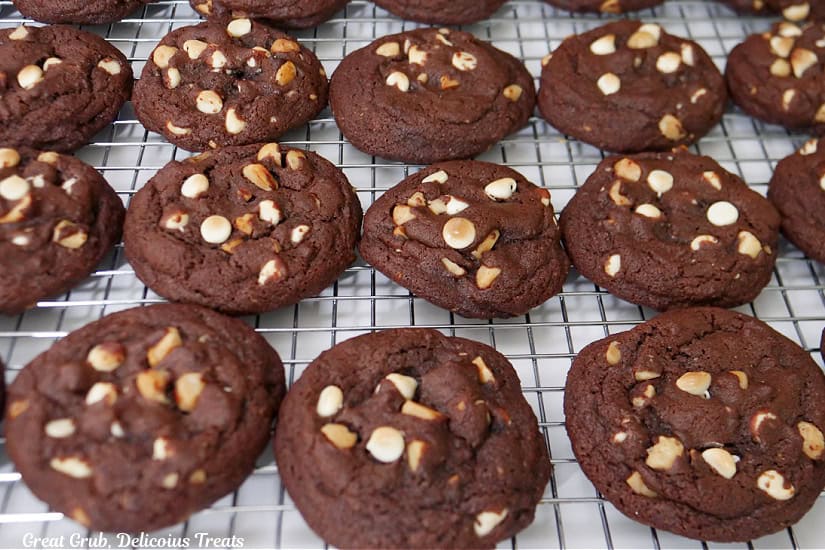 Bbaked cookies on a wire rack to cool.