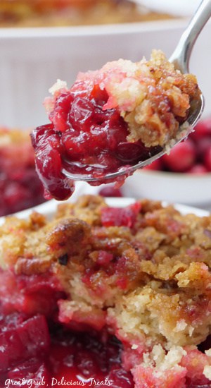 A bite of cobbler on a spoon.