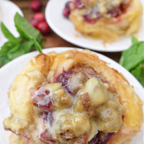 Two round plates with cinnamon rolls on each one and the title of the recipe at the top in text.