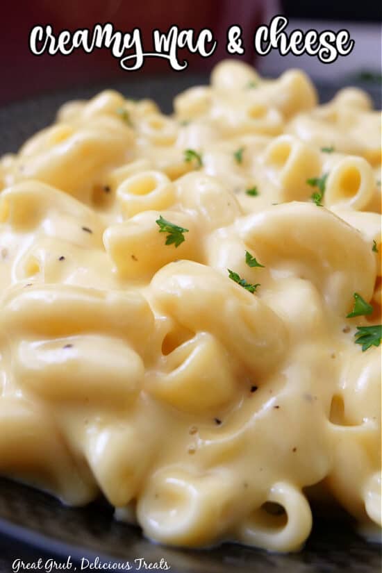 A close up of a serving of mac and cheese in a black bowl.