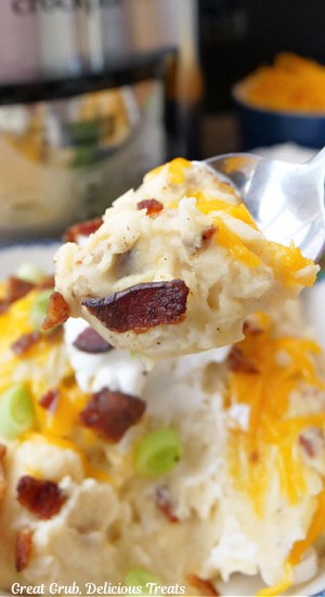 A spoonful of crock pot loaded mashed potatoes.