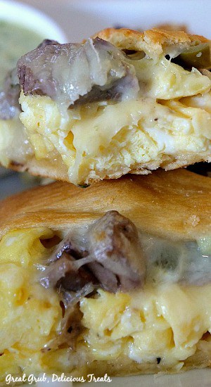 Rib Eye Breakfast Pastry Ring is loaded with leftover rib eye, scrambled eggs, cheese, jalapenos, onions in a crescent pastry ring. #ribeyeroast #breakfastideas #brunchrecipes #beefrecipe #greatgrubdelicioustreats