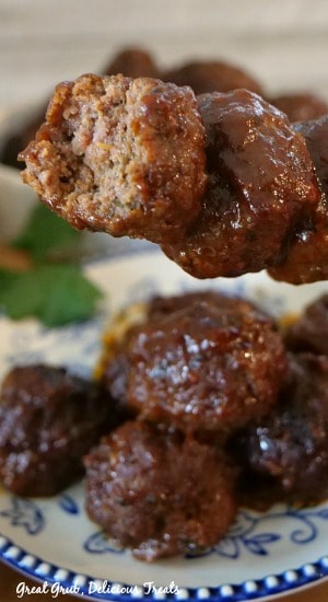 Crock Pot Barbecue Meatballs makes a delicious appetizer. Each meatball has amazing barbecue flavor throughout. #crockpotbbqmeatballs #slowcooker #appetizerrecipes #homemade #greatgrubdelicioustreats
