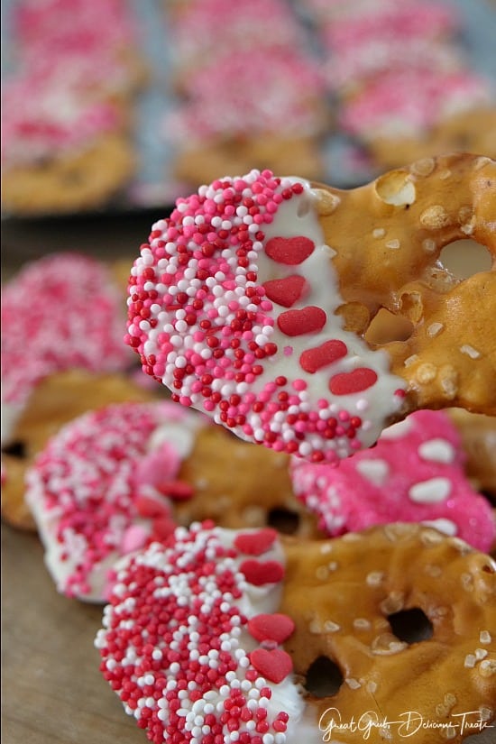 Valentine Pretzels are made with pretzels crisps, white chocolate, plus cute Valentine sprinkles. Valentine Pretzels