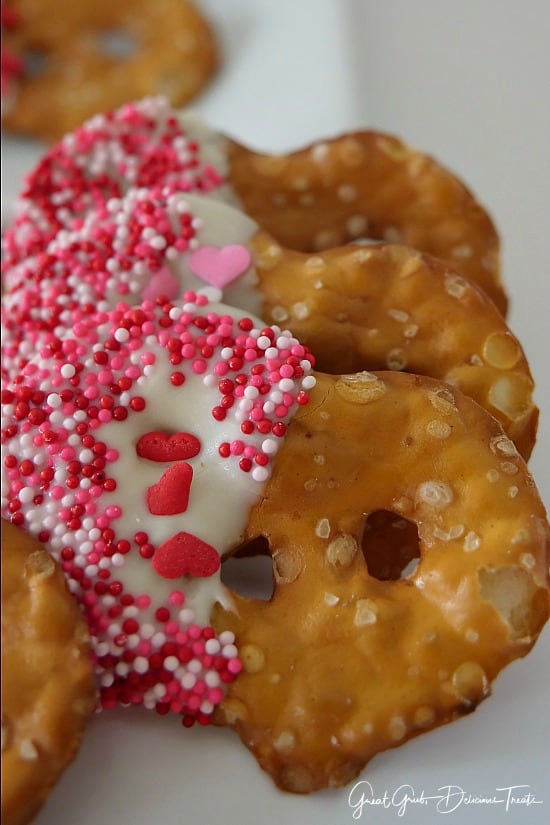 A super easy Valentine's Day recipe, these Valentine Pretzels are both sweet and salty, plus super delicious. Valentine Pretzels