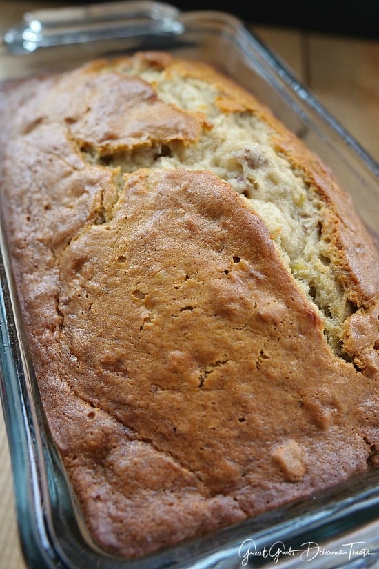 Easy Banana Pecan Bread is the best banana bread recipe that's super easy and tastes amazing! Easy Banana Pecan Bread