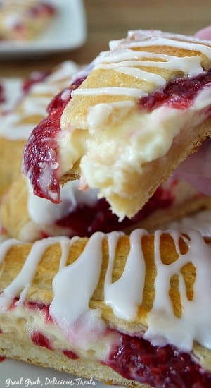 Raspberry Cream Cheese Pastry has a delicious homemade raspberry sauce, a creamy cream cheese filling and drizzled with glaze. #bakeddesserts #dessertoftheday #homemadepastries #raspberry #greatgrubdelicioustreats Raspberry Cream Cheese Pastry