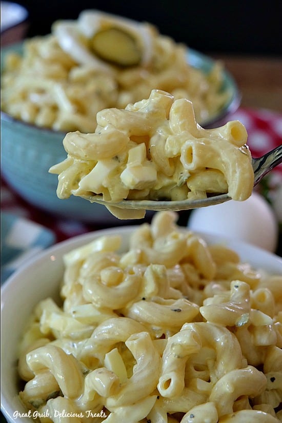 Deviled Egg Macaroni Salad is creamy, loaded with pasta, eggs, pickles and onions. #easypastarecipes #deliciousrecipes #saladrecipes #eggs #greatgrubdelicioustreats Deviled Egg Macaroni Salad is creamy, loaded with pasta, eggs, pickles and onions.