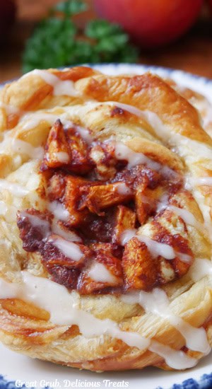 A close up of a puff pastry with fresh peaches in it.